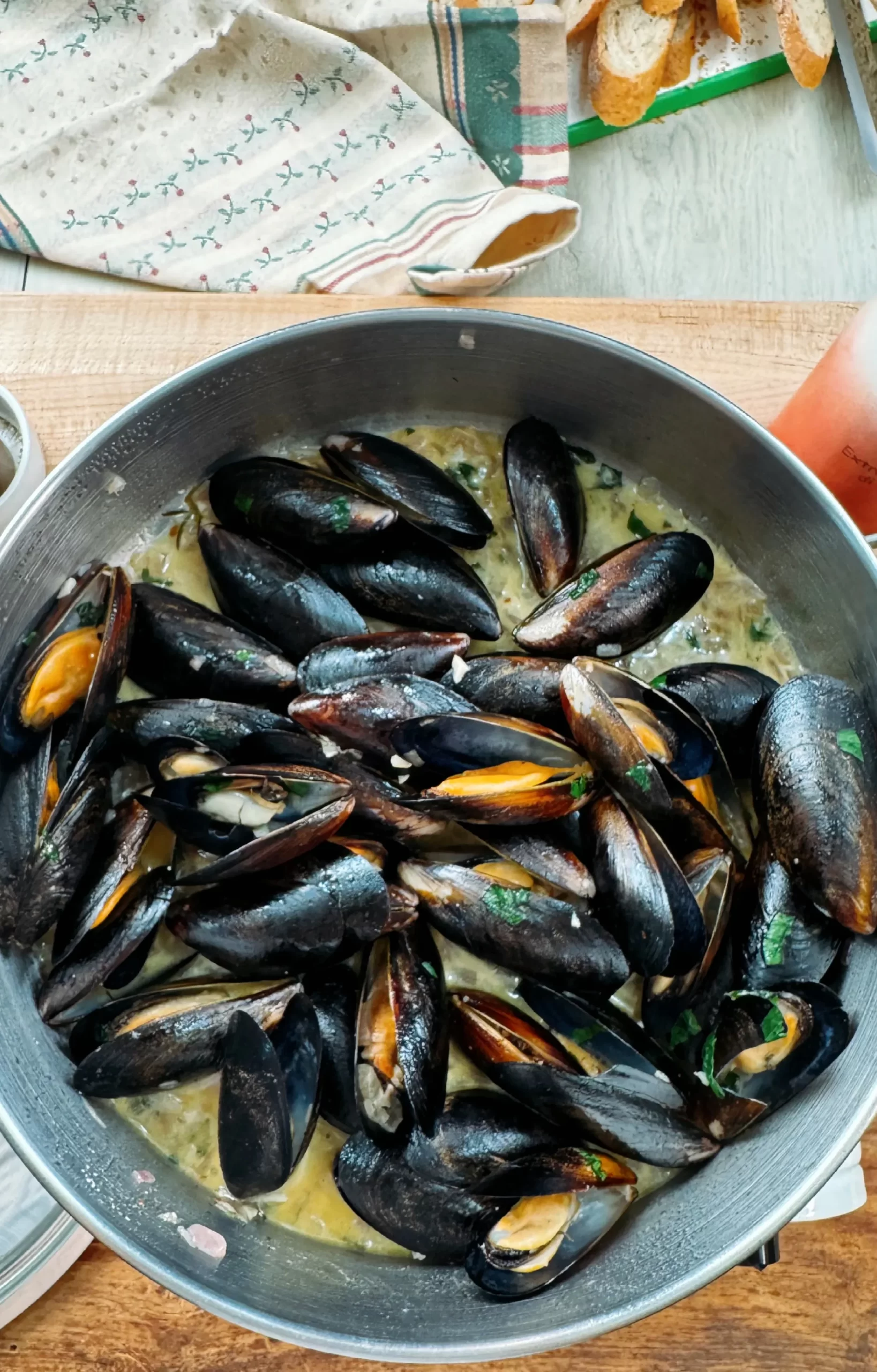 Steamed Mussels with White Wine and Garlic Sauce | Chanlé Kitchen <span class="jet-smart-filters-seo-rules-title"></span>